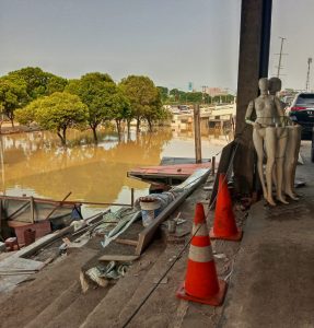 Masih terdapat beberapa titik banjir yang terjadi pada Selasa, 4 Maret 2025, dia kawasan perdagaangan Mall Bekasi.
