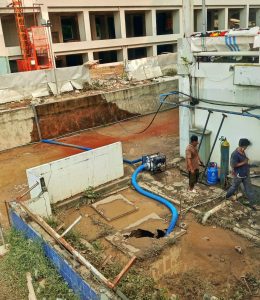 Pompa yang menjadi salah satu upaya dalam pengeringan banjir, yang terjadi di Mall Bekasi