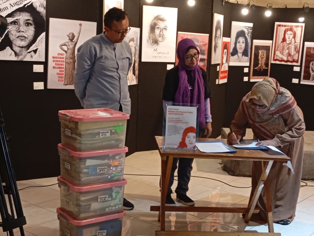 Penyerahan berkas arsip Tim Pencari Fakta Marsinah ke YLBHI